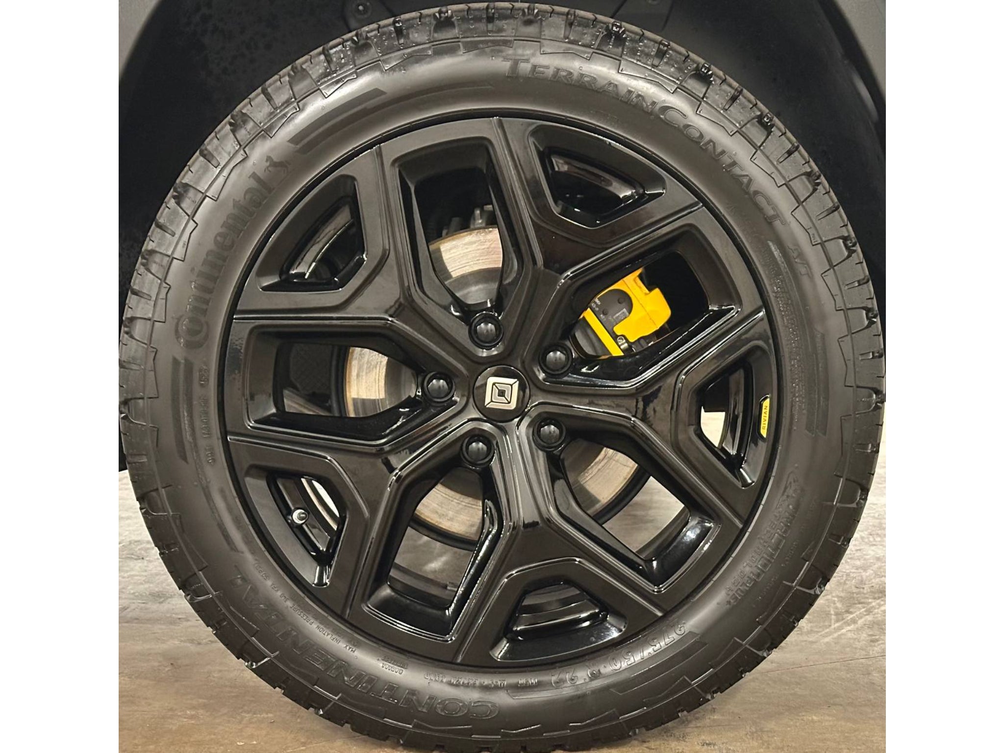2023 Rivian R1S Adventure DUAL-Motor