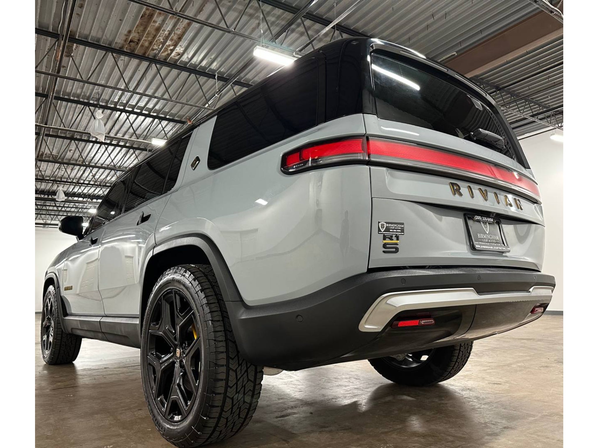 2023 Rivian R1S Adventure DUAL-Motor