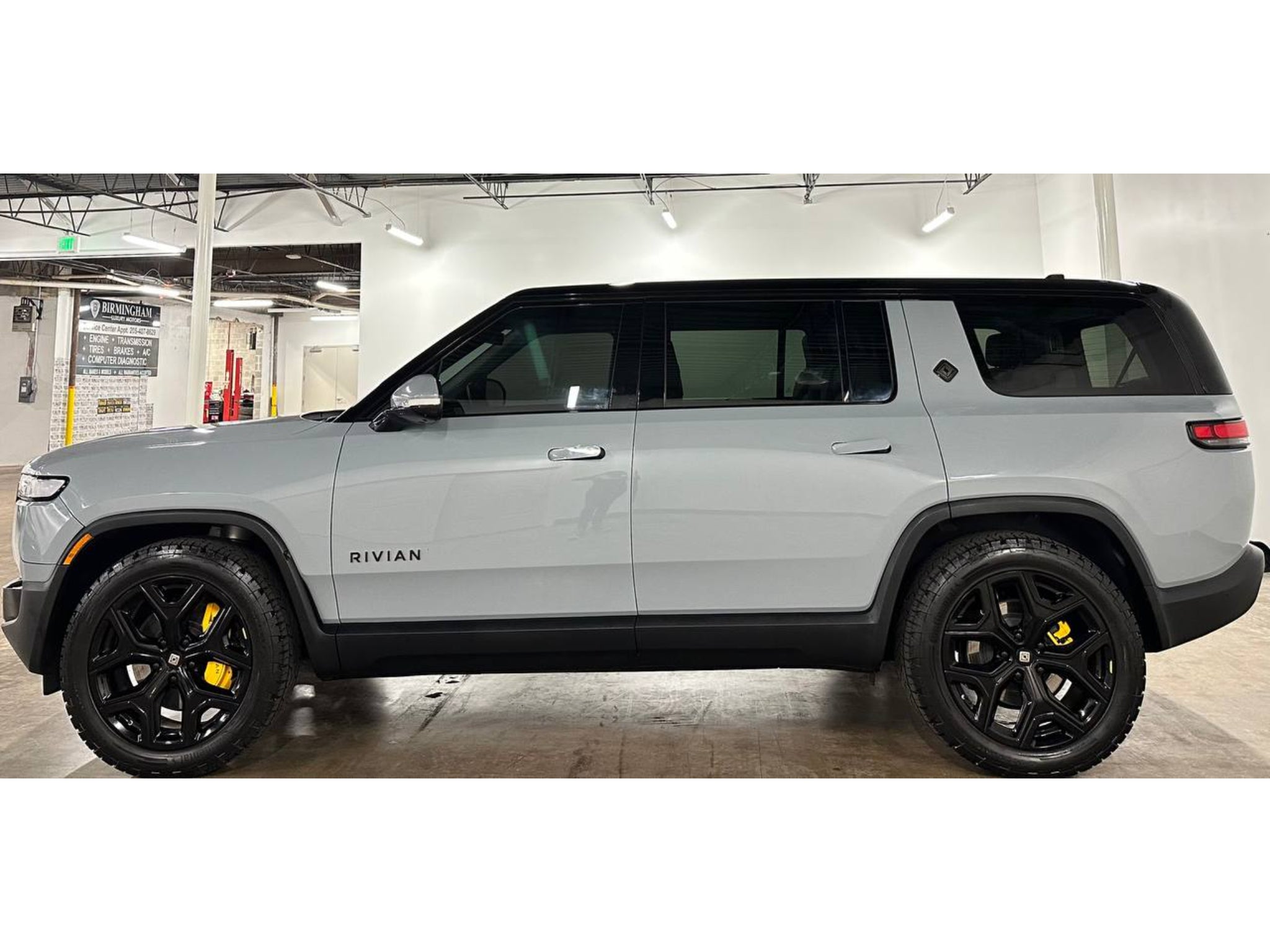 2023 Rivian R1S Adventure DUAL-Motor