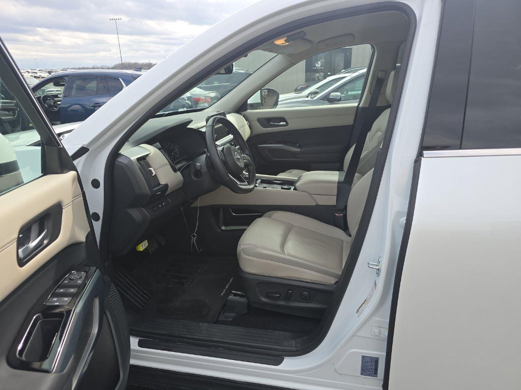2025 Nissan Pathfinder SL